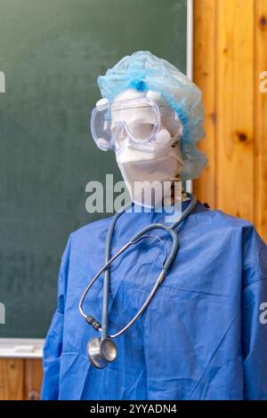 Demonstrationsskelett mit medizinischer Schutzausrüstung Stockfoto