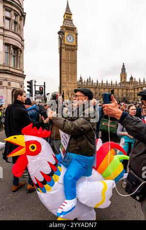 Landwirte und ihre Unterstützer, die über die neuen Änderungen der Erbschaftssteuer der Regierung wütend sind, demonstrieren vor den Houses of Parliament in London, Großbritannien. Stockfoto