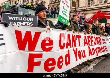 Landwirte und ihre Unterstützer, die über die neuen Änderungen der Erbschaftssteuer der Regierung wütend sind, demonstrieren vor den Houses of Parliament in London, Großbritannien. Stockfoto