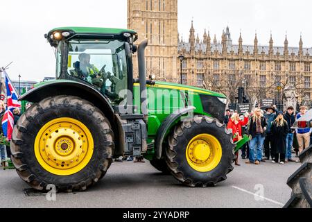 Bauern, die über die neuen Änderungen der Erbschaftssteuer der Regierung verärgert sind, bringen ihre Traktoren nach London, um Eine Traktorparade in Westminster, London, Großbritannien, zu Veranstalten. Stockfoto