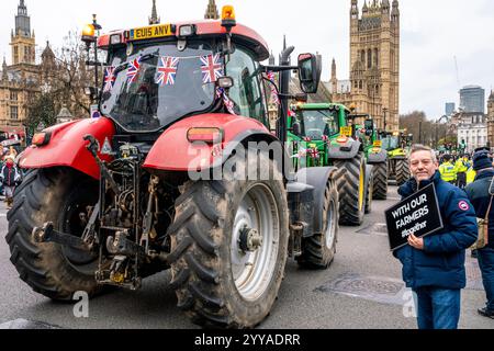 Bauern, die über die neuen Änderungen der Erbschaftssteuer der Regierung verärgert sind, bringen ihre Traktoren nach London, um Eine Traktorparade in Westminster, London, Großbritannien, zu Veranstalten. Stockfoto