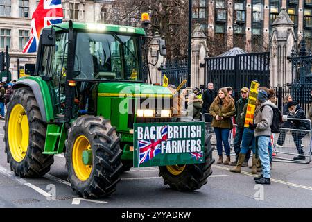Bauern, die über die neuen Änderungen der Erbschaftssteuer der Regierung verärgert sind, bringen ihre Traktoren nach London, um Eine Traktorparade in Westminster, London, Großbritannien, zu Veranstalten. Stockfoto