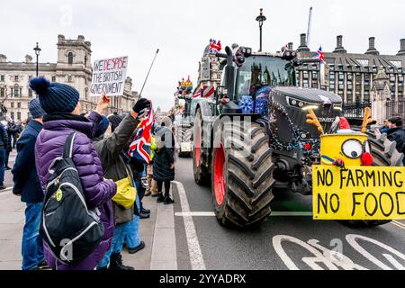 Bauern, die über die neuen Änderungen der Erbschaftssteuer der Regierung verärgert sind, bringen ihre Traktoren nach London, um Eine Traktorparade in Westminster, London, Großbritannien, zu Veranstalten. Stockfoto