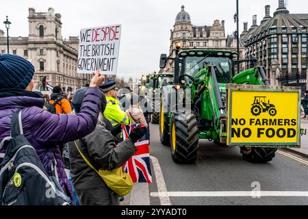 Bauern, die über die neuen Änderungen der Erbschaftssteuer der Regierung verärgert sind, bringen ihre Traktoren nach London, um Eine Traktorparade in Westminster, London, Großbritannien, zu Veranstalten. Stockfoto