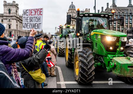 Bauern, die über die neuen Änderungen der Erbschaftssteuer der Regierung verärgert sind, bringen ihre Traktoren nach London, um Eine Traktorparade in Westminster, London, Großbritannien, zu Veranstalten. Stockfoto