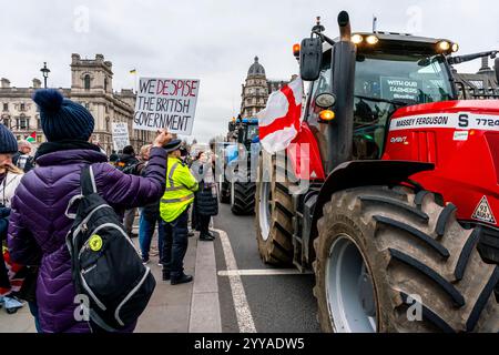 Bauern, die über die neuen Änderungen der Erbschaftssteuer der Regierung verärgert sind, bringen ihre Traktoren nach London, um Eine Traktorparade in Westminster, London, Großbritannien, zu Veranstalten. Stockfoto