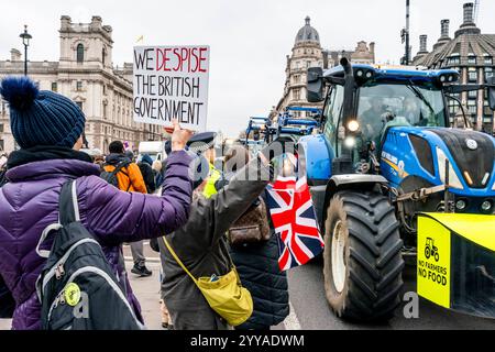 Bauern, die über die neuen Änderungen der Erbschaftssteuer der Regierung verärgert sind, bringen ihre Traktoren nach London, um Eine Traktorparade in Westminster, London, Großbritannien, zu Veranstalten. Stockfoto