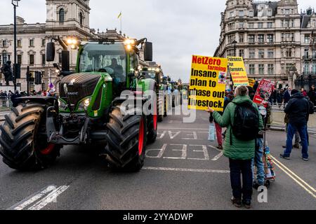 Bauern, die über die neuen Änderungen der Erbschaftssteuer der Regierung verärgert sind, bringen ihre Traktoren nach London, um Eine Traktorparade in Westminster, London, Großbritannien, zu Veranstalten. Stockfoto