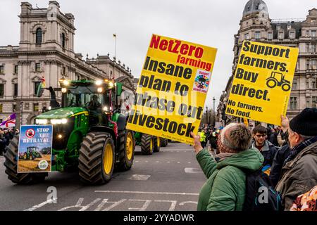 Bauern, die über die neuen Änderungen der Erbschaftssteuer der Regierung verärgert sind, bringen ihre Traktoren nach London, um Eine Traktorparade in Westminster, London, Großbritannien, zu Veranstalten. Stockfoto