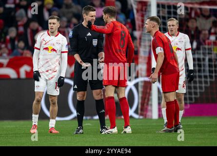 München, Deutschland. Dezember 2024. Leon Goretzka (FC Bayern München, #8) und Joshua Kimmich (FC Bayern München, #6) in Diskussion mit Daniel Siebert (Schiedsrichter). GER, FC Bayern München gegen RB Leipzig, Fussball, Bundesliga, 15. Spieltag, Spielzeit 2024/2025, 20.12.2024. (DIE DFL-DFB-VORSCHRIFTEN VERBIETEN DIE VERWENDUNG VON FOTOS ALS BILDSEQUENZEN UND/ODER QUASI-VIDEO). Foto: Eibner-Pressefoto/Heike feiner Credit: dpa/Alamy Live News Stockfoto