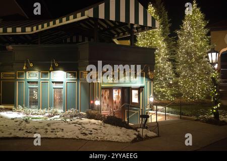 Weihnachtsbeleuchtung im Broadmoor Hotel und Golden Bee, einem erstklassigen Resort und Touristenziel. Dez. 2024 Stockfoto