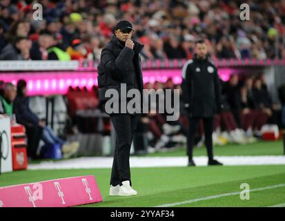 München, Deutschland, 20. Dezember 2024: Fussball, Herren, Bundesliga, Saison 2024/2025, FC Bayern München - RB Leipzig, Allianz Arena Vincent Kompany, Trainer (FC Bayern München) an der Seitenlinie stehen DFB, DFL-Vorschriften verbieten jede Verwendung von Fotografien als Bildsequenzen und/oder Quasi-Video Stockfoto