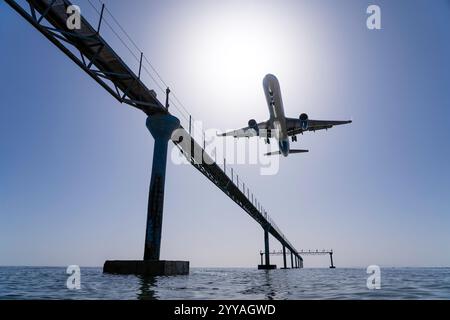 Das Flugzeug nähert sich Lanzarote über Strand am Atlantischen Ozean Stockfoto