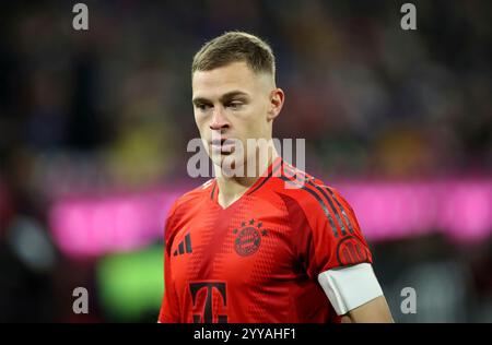 München, Deutschland, 20. Dezember 2024: Fussball, Herren, Bundesliga, Saison 2024/2025, FC Bayern München - RB Leipzig, Allianz Arena Joshua Kimmich (FC Bayern München) Kopf, Oberkörper DFB, DFL-Vorschriften verbieten jede Verwendung von Fotografien als Bildsequenzen und/oder Quasi-Video Stockfoto