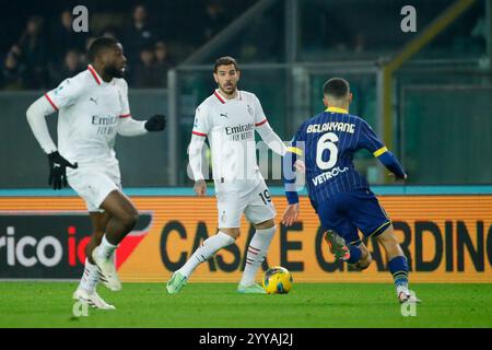 Marcantonio Bentegodi, Verona, Italien. Dezember 2024. Serie A Football, Hellas Verona gegen AC Milan; Theo Hernandez vom AC Milan sieht als Bester aus, als Belahayne von Verona Credit: Action Plus Sports/Alamy Live News Stockfoto