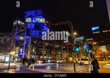 WDR Arkaden in Köln - 17.12.2024 Lichtkunst an den WDR Arkaden Westdeutscher Rundfunk in der Kölner Innenstadt n der Nord Süd Fahrt. Im Hintergrund das WDR Archivhaus Köln Innenstadt Nordrhein-Westfalen Deutschland *** WDR Arkaden in Köln 17 12 2024 Lichtkunst im WDR Arkaden Westdeutscher Rundfunk in Köln Innenstadt n Nord-Süd-Fahrt im Hintergrund das WDR Archivhaus Köln Stadtzentrum Nordrhein-Westfalen Deutschland Copyright: XBonn.digitalx/xMarcxJohnx Stockfoto