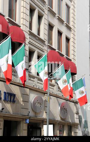 Mexiko-Stadt, Mexiko - 6. September 2023: Der Mann hält die mexikanische Flagge vor dem Palacio de Bellas Artes, um die Nationalfeiertage zu feiern Stockfoto