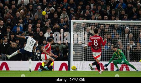 London, Großbritannien. Dezember 2024. Dominic Solanke von Tottenham Hotspur (l) erzielt seinen Teams das 3. Tor. Carabao Cup, Viertelfinalspiel des EFL Cup, Tottenham Hotspur gegen Manchester United im Tottenham Hotspur Stadium in London am Donnerstag, den 19. Dezember 2024. Dieses Bild darf nur für redaktionelle Zwecke verwendet werden. Foto nur für redaktionelle Verwendung von Sandra Mailer/Andrew Orchard Sportfotografie/Alamy Live News Credit: Andrew Orchard Sportfotografie/Alamy Live News Stockfoto