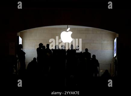 New York, Usa. Dezember 2024. Pendler, Reisende und Käufer treffen sich am Freitag, den 20. Dezember 2024, im Apple Store im Grand Central Terminal in New York City. Millionen von Amerikanern werden in den nächsten Tagen reisen, Weihnachten, Hanukka und Silvester nähern sich. Foto: John Angelillo/UPI Credit: UPI/Alamy Live News Stockfoto