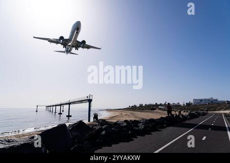 Flugzeug nähert sich Lanzarote über Strand und Landebahn nähern sich Lichter an der Atlantikküste Stockfoto