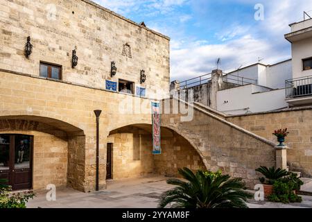 Friedhof des ehemaligen Bischofspalastes (auf Italienisch „Palazzo Vescovile“) im historischen Zentrum von Castro, Provinz Lecce, Salento, Apulien, Italien Stockfoto