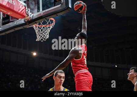 Piräus, Griechenland. Dezember 2024. 10 Moustapha Fall of Olympiacos Piräus spielt während der Euroleague, Runde 17 Spiel zwischen Olympiacos Piräus und Alba Berlin im Friedens- und Freundschaftsstadion am 20. Dezember 2024 in Piräus, Griechenland. Quelle: dpa/Alamy Live News Stockfoto