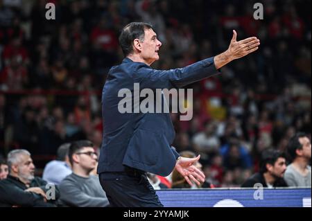 Piräus, Griechenland. Dezember 2024. Cheftrainer Georgios Bartzokas von Olympiacos Piräus während der Euroleague, Runde 17 Spiel zwischen Olympiacos Piräus und Alba Berlin im Friedens- und Freundschaftsstadion am 20. Dezember 2024 in Piräus, Griechenland. Quelle: dpa/Alamy Live News Stockfoto