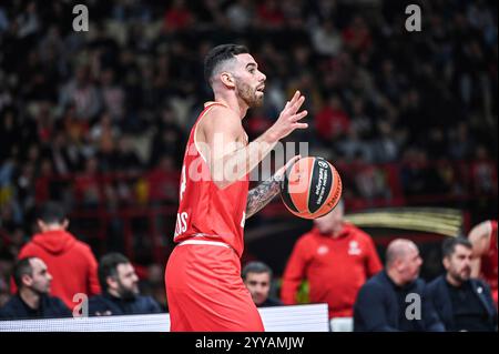 Piräus, Griechenland. Dezember 2024. 8 Luca Vildoza von Olympiacos Piräus spielt während der Euroleague, Runde 17 Spiel zwischen Olympiacos Piräus und Alba Berlin am 20. Dezember 2024 im Friedens- und Freundschaftsstadion in Piräus, Griechenland. Quelle: dpa/Alamy Live News Stockfoto