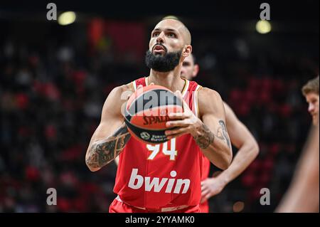 Piräus, Griechenland. Dezember 2024. 94 Evan Fournier von Olympiacos Piräus spielt während der Euroleague, Runde 17, Spiel zwischen Olympiacos Piräus und Alba Berlin am 20. Dezember 2024 in Piräus, Griechenland. Quelle: dpa/Alamy Live News Stockfoto