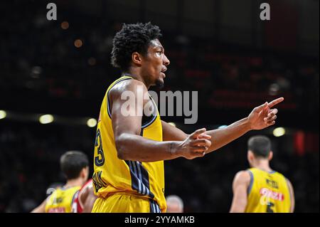 Piräus, Griechenland. Dezember 2024. 33 spielt David McCormack von Alba Berlin während des Spiels der Euroleague, Runde 17 zwischen Olympiacos Piräus und Alba Berlin am 20. Dezember 2024 im Friedens- und Freundschaftsstadion in Piräus. Quelle: dpa/Alamy Live News Stockfoto