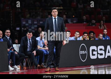 Piräus, Griechenland. Dezember 2024. Head Coach Israel Gonzalez von Alba Berlin während der Euroleague, Runde 17 Spiel zwischen Olympiacos Piräus und Alba Berlin im Friedens- und Freundschaftsstadion am 20. Dezember 2024 in Piräus, Griechenland. Quelle: dpa/Alamy Live News Stockfoto