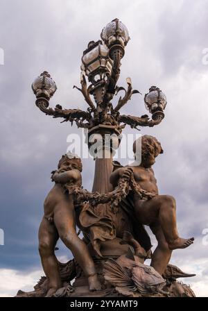 Lampenpfosten auf der Alexandre III Brücke in Paris, Frankreich Stockfoto