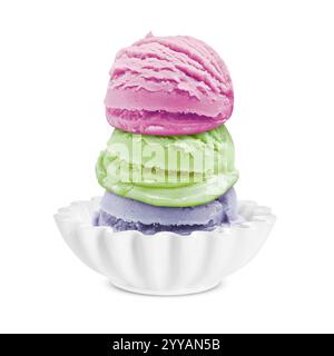Eiskugeln in der Schüssel auf weißem Hintergrund. Himbeer-, Kiwi- und Heidelbeeraromen Stockfoto