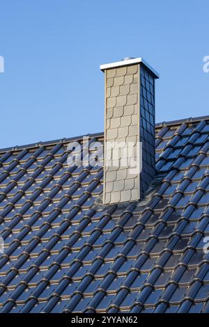Grauer Schornstein auf neu überdachtem Dach Stockfoto