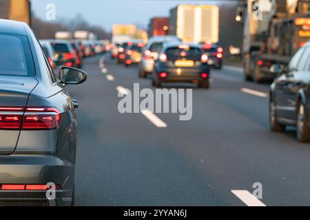 Autos im Stau auf der deutschen Autobahn Stockfoto