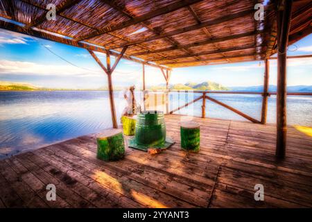 Leere Strandbar am Sandstrand am Meer mitten im Sommer Stockfoto