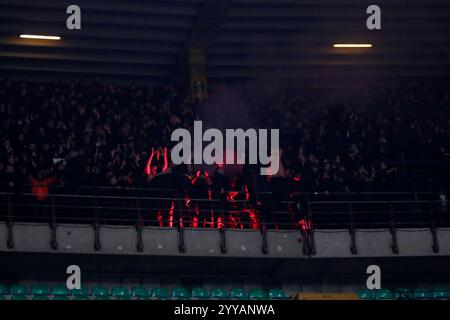 Verona, Italien. Dezember 2024. Mailand feiert in Aktion während des Fußballspiels der Serie A zwischen Hellas Verona und Mailand im Stadion Marcantonio Bentegodi in Nord-Est-Italien - Freitag, 20. Dezember 2024. Sport - Fußball (Foto: Paola Garbuio /Lapresse) Credit: LaPresse/Alamy Live News Stockfoto