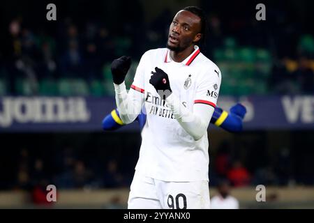 Verona, Italien. Dezember 2024. Mailand-Feier am Ende, AC Mailand's Tammy Abraham-Feier am Ende in Aktion während des Serie A enilive Fußballspiels zwischen Hellas Verona und Mailand im Stadion Marcantonio Bentegodi, Nord-Est Italien - Freitag, 20. Dezember 2024. Sport - Fußball (Foto: Paola Garbuio /Lapresse) Credit: LaPresse/Alamy Live News Stockfoto