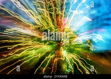 Dynamic Abstract Traces of Light with Blurred Movements and Vibrant Contrast of Colors in a Modern Artistic Composition Stockfoto