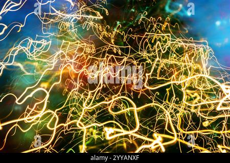 Dynamic Abstract Traces of Light with Blurred Movements and Vibrant Contrast of Colors in a Modern Artistic Composition Stockfoto