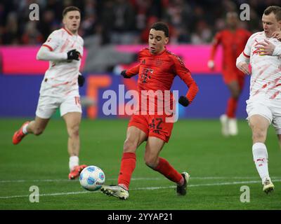 München, Deutschland, 20. Dezember 2024: Fussball, Herren, Bundesliga, Saison 2024/2025, FC Bayern München - RB Leipzig, Allianz Arena Jamal Musiala (FC Bayern München) soielt einen Ball DFB, DFL-Vorschriften verbieten jede Verwendung von Fotografien als Bildsequenzen und/oder Quasi-Video Stockfoto
