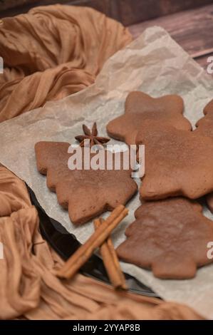 Hausgemachtes Weihnachtsgebäck, Lebkuchenkekse mit Gewürzen, Tuch auf einem Hintergrund Stockfoto