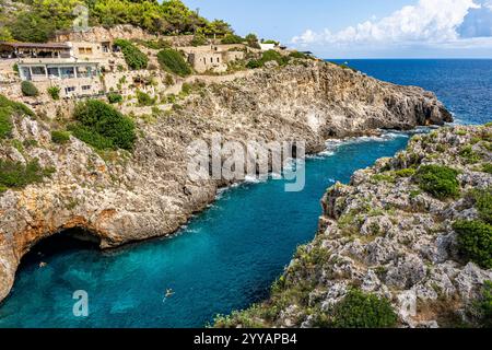 Blick von der Brücke Ciolo (auf Italienisch Ponte Ciolo), in der Gemeinde Gagliano del Capo, Provinz Lecce, Salento, Region Apulien, Italien Stockfoto