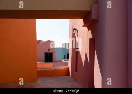 Farbenfrohes Mina-Viertel im alten Hafen von Doha Stockfoto