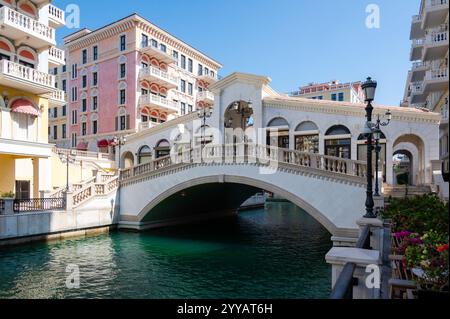 Katar. Doha. Bezirk Little Venice. Brücke, wie die Rialto-Brücke. Hochwertige Fotos Stockfoto