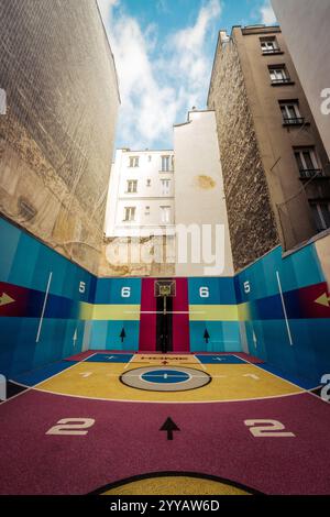 Basketballplatz zwischen Wolkenkratzern in Paris, Frankreich Stockfoto