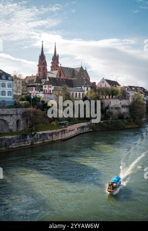 Basler Dom mit Rhein Stockfoto