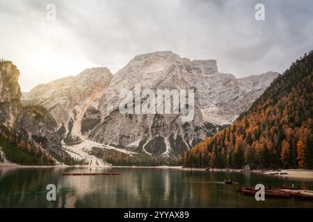Pragser See in den Dolomiten, Italien Stockfoto