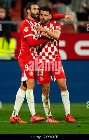 Girona, Spanien. Dezember 2024. Abel Ruiz (Girona FC) feiert, nachdem er am 20. Dezember 2024 im Montilivi-Stadion in Girona im La Liga-Fußballspiel zwischen Girona FC und Real Valladolid CF einen Treffer mit Ivan Martin (Girona FC) erzielt hat. Foto: Siu Wu Credit: dpa/Alamy Live News Stockfoto