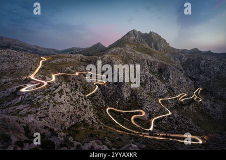Mountain Road bei Nacht mit leichten Wegen Stockfoto